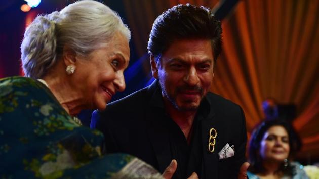 Shah Rukh Khan in the company of the stunning actor Waheeda Rahman. (Vijayanand Gupta/HT Photo)