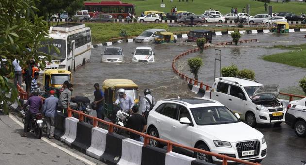 Rain, cyclonic disturbances led to(Sanjeev Verma/HT Photo)