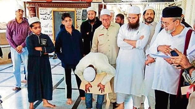 A volunteer from Jama Masjid, Bandra demonstrates to the group how namaz is performed.(HT File)