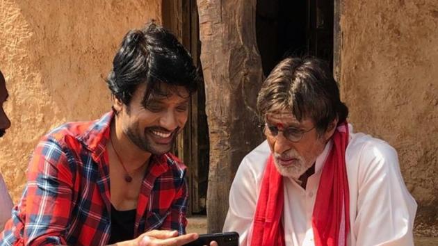 aAmitabh Bachchan and Suryah on the sets of Uyarntha Manithan