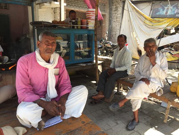 Residents of Bicchiya village of Unnao discussing election issues in their constituency.(HT Photo)