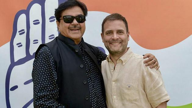 Congress president Rahul Gandhi with Shatrughan Sinha.(PTI file photo)