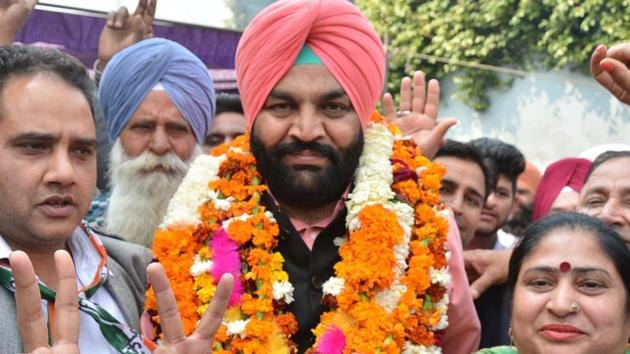 Congress’s Gurjit Singh Ajula celebrating his victory after being declared a winner in 2017 bypoll in Amritsar Lok Sabha constituency(HT file photo)