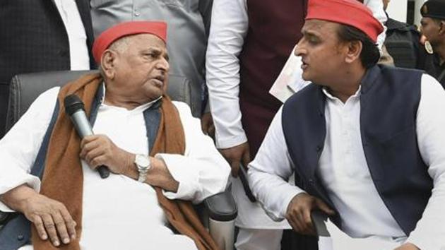 Samajwadi Party leaders Mulayam Singh Yadav and Akhilesh Yadav.(PTI)