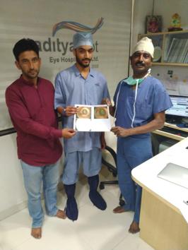 Abid Gulzar (centre) lost vision in his left eye.(HT Photo)