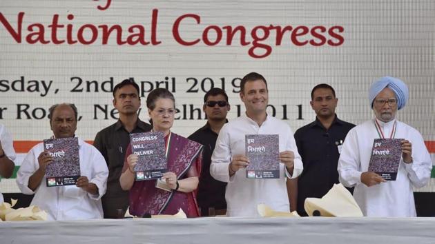 Congress president Rahul Gandhi, UPA chief Sonia Gandhi, former Prime Minister Manmohan Singh releasing Congress manifesto in New Delhi on Tuesday.(Ajay Aggarwal/ HT)