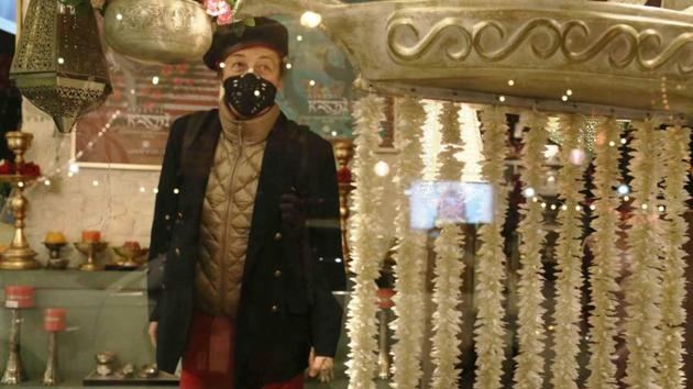 An elegant woman was spotted walking along Khan Market’s Front Lane one evening wearing a black anti-pollution mask. An elegant woman was spotted walking along Khan Market’s Front Lane one evening wearing a black anti-pollution mask.