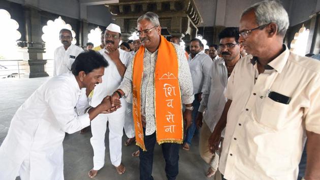 Shivajirao Adhalarao Patil during his campaigning for 2019 Loksabha Election from Shirur Constituency on Friday. (Pratham Gokhale/HT Photo) 