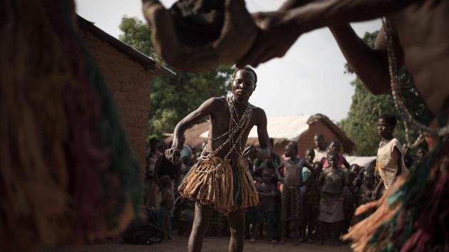 The group leader of Broto traditional musicians conducts a performance in front of residents of Bambari. The Broto with their instruments were fixtures during ancestor worship ceremonies, weddings, and even burials. But with the loss of knowledge about the rites associated with this music, it survives only as a performance art in its present form. (Florent Vergenes / AFP) The group leader of Broto traditional musicians conducts a performance in front of residents of Bambari. The Broto with their instruments were fixtures during ancestor worship ceremonies, weddings, and even burials. But with the loss of knowledge about the rites associated with this music, it survives only as a performance art in its present form. (Florent Vergenes / AFP)