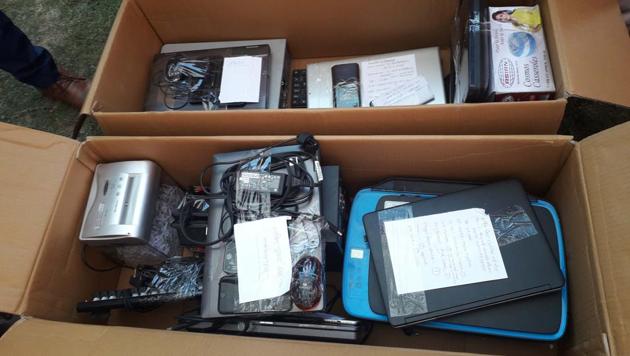 Devices recovered from the four bogus call centres from where a gang used to make calls to foreign countries including USA , posing as tax officials.(HT Photo) Devices recovered from the four bogus call centres from where a gang used to make calls to foreign countries including USA , posing as tax officials.(HT Photo)