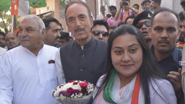 Senior Congress leader Ghulam Nabi Azad and Bhupinder Singh Hood with the party’s Ghaziabad Lok Sabha candidate Dolly Sharma at Murad Nagar, Ghaziabad, on Tuesday April 01, 2019.(Sakib Ali / HT Photo)