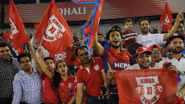 Cricket fans enjoy during IPL 2019 match. (HT Photo)