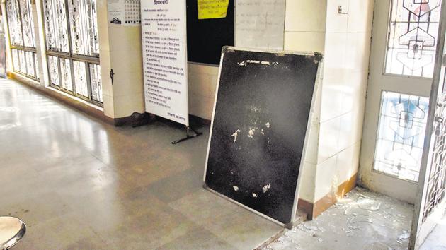 The refectory at SPPU was vandalised by a group of students on Monday.(Sanket Wankhade/HT PHOTO)