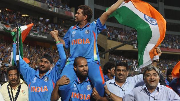 Sachin Tendulkar is lifted by his team mates after the 2011 World Cup final.(Getty Images)