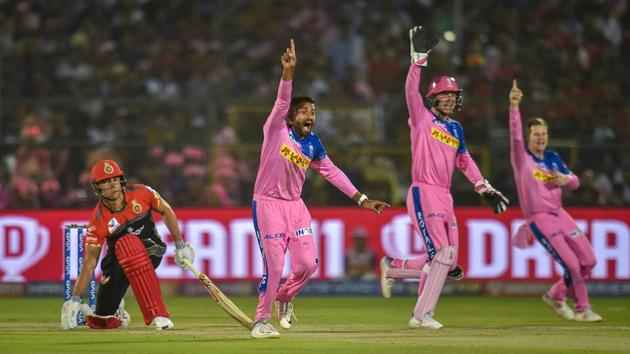 Shreyas Gopal make an appeal with his teammates. (PTI)