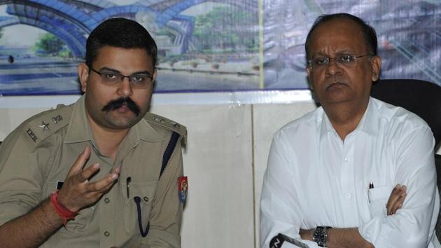 (From left) Noida SSP Vaibhav Krishna and district magistrate BN Singh during the press conference about the arrests.(Sunil Ghosh / HT Photo) (From left) Noida SSP Vaibhav Krishna and district magistrate BN Singh during the press conference about the arrests.(Sunil Ghosh / HT Photo)