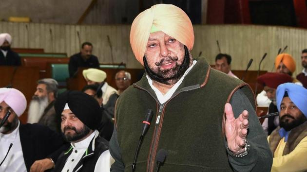 Punjab Chief Minister Captain Amarinder Singh and his son have been served notices by the Punjab and Haryana HC in an income tax case.(PTI File) Punjab Chief Minister Captain Amarinder Singh and his son have been served notices by the Punjab and Haryana HC in an income tax case.(PTI File)