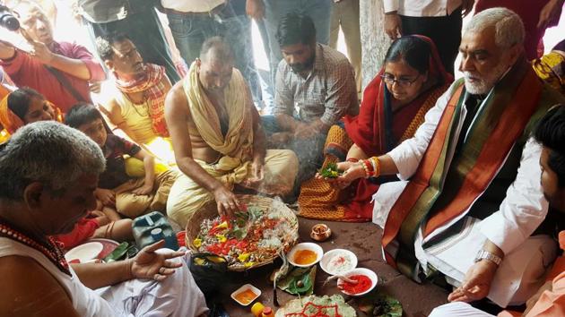 Union minister of state for heath Ashwani Choubey and BJP candidate from Buxar Lokj Sabha seat - Bihar offering prayers along with his better half in Deoghar recently(HT) Union minister of state for heath Ashwani Choubey and BJP candidate from Buxar Lokj Sabha seat - Bihar offering prayers along with his better half in Deoghar recently(HT)