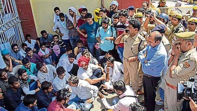 Students stage a protest over the killing of BHU student Gaurav Singh in Varanasi on Wednesday.(PTI)