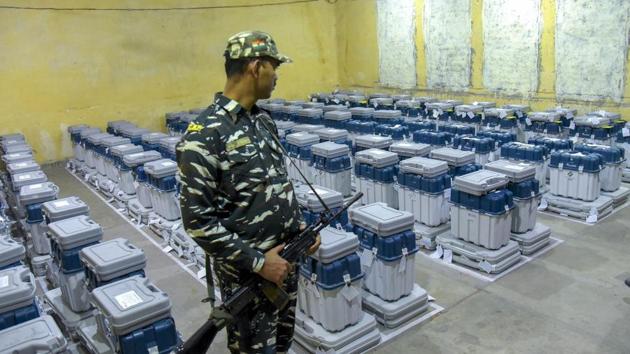 A para-military jawan guards EVMs in Jaipur after 2018 Rajasthan state Assembly polls.(PTI file photo)