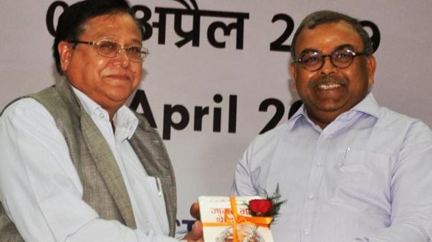 Dr VK Saraswat ( left), former chairman of DRDO and a member of Niti Aayog was in Dhanbad for an event on Tuesday, April 2, 2019.(Bijay / HT Photo)