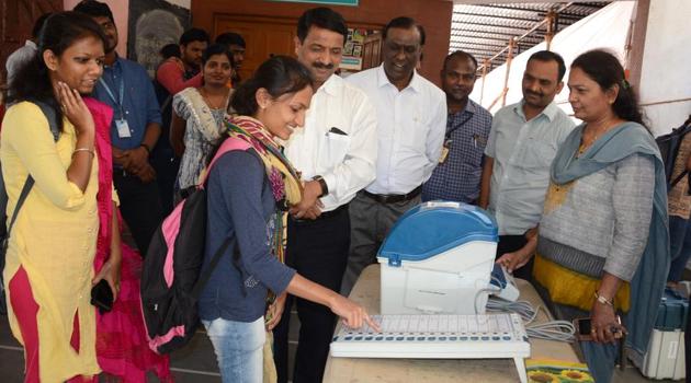 An Election Commission official showing a Voter verifiable paper audit trail (VVPAT) machine ahead of the Lok Sabha elections 2019.(HT file photo)