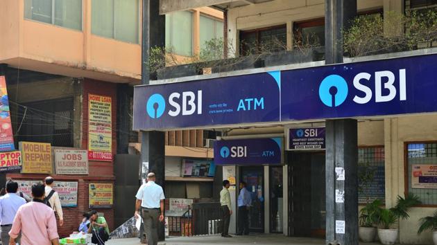 The State Bank Of India (SBI) has issued a notification for the recruitment of 2000 Probationary Officers (PO) in the state-run bank.(Mint/file)