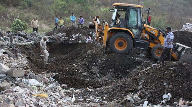 The search going on near Lucky Compound, Thane.(Praful Gangurde/HT)