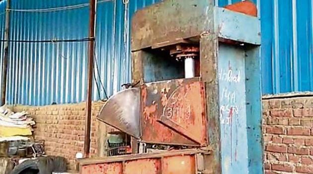 The machine is used to crush waste plastic bottles to compress them for easy transportation.(HT Photo) The machine is used to crush waste plastic bottles to compress them for easy transportation.(HT Photo)