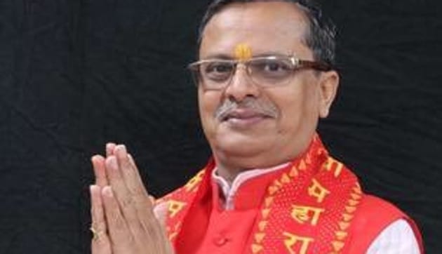 The 60-second-long video shows Sharda waving his right hand index finger in different directions and chanting the word kamal at least 25 times before asking the people to vote for the party’s candidate and send him to the Lok Sabha once again.(Twitter/Vineet Agarwal Sharda) The 60-second-long video shows Sharda waving his right hand index finger in different directions and chanting the word kamal at least 25 times before asking the people to vote for the party’s candidate and send him to the Lok Sabha once again.(Twitter/Vineet Agarwal Sharda)