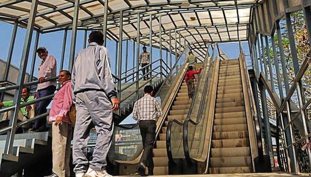 Officials said escalators at the Iffco Chowk foot overbridge were made functional on Wednesday after “thorough testing”.(HT PHoto) Officials said escalators at the Iffco Chowk foot overbridge were made functional on Wednesday after “thorough testing”.(HT PHoto)