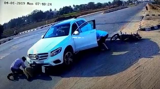 The driver had to reverse the car so the woman could be pulled out.(Screengrab)