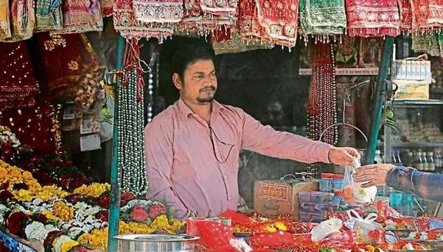 The vendors would be asked to use paper and sal leaves. (HT Photo) The vendors would be asked to use paper and sal leaves. (HT Photo)