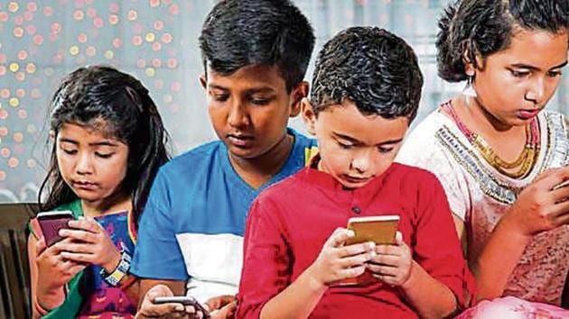 The study is the first to thoroughly evaluate how smartphone use is associated with measures of subjective and psychological well-being.(HT Photo) The study is the first to thoroughly evaluate how smartphone use is associated with measures of subjective and psychological well-being.(HT Photo)