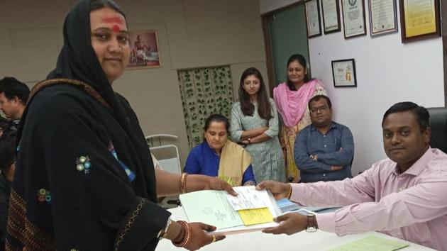 Naresh Jayshwal, a transwoman, has filed nomination as an independent candidate from Ahmedabad East Lok Sabha constituency.(HT Photo)