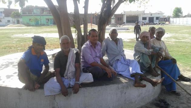 Residents of Gahmar village in Ghazipur discussing prospects of various parties in Lok Sabha elections(HT)