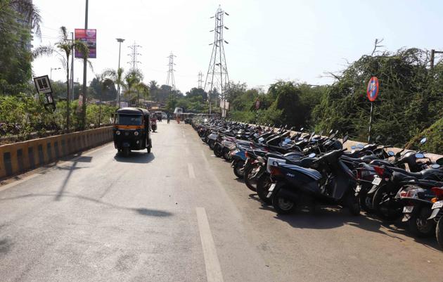 Two persons were arrested on Tuesday night for allegedly extorting money from people for parking at a vacant land on both sides of a rapid Metro station in DLF Phase 3.(HT Photo/Representative Image) Two persons were arrested on Tuesday night for allegedly extorting money from people for parking at a vacant land on both sides of a rapid Metro station in DLF Phase 3.(HT Photo/Representative Image)