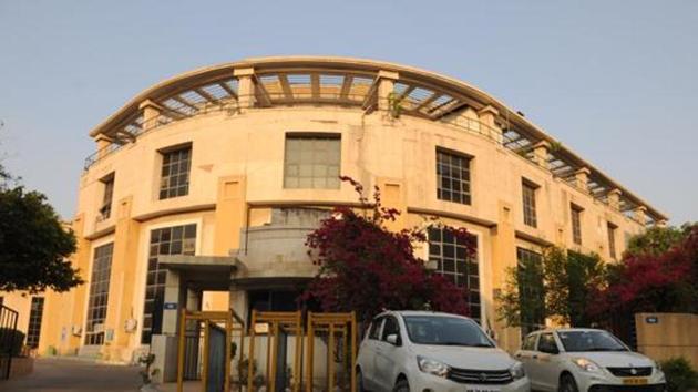 As per MCG officials, the 35 bills -- for works such as completing roads, drains, installing streetlights and other amenities -- had been sanctioned at higher prices than the norm.(HT Photo) As per MCG officials, the 35 bills -- for works such as completing roads, drains, installing streetlights and other amenities -- had been sanctioned at higher prices than the norm.(HT Photo)