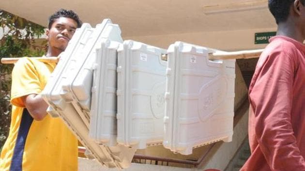 Electronic voting machine(EVM) and VV PAT units being carried to a poll booth.(Diwakar Prasad/ Hindustan Times)