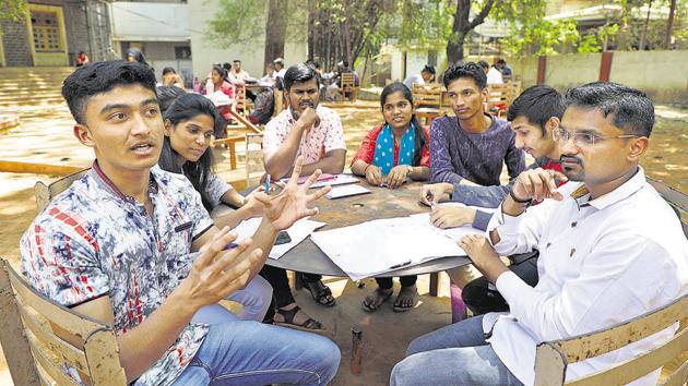 SP college students let fly their views on the upcoming Lok Sabha elections in a discussion held on the college campus on Monday.(RAHUL RAUT/HT PHOTO) SP college students let fly their views on the upcoming Lok Sabha elections in a discussion held on the college campus on Monday.(RAHUL RAUT/HT PHOTO)