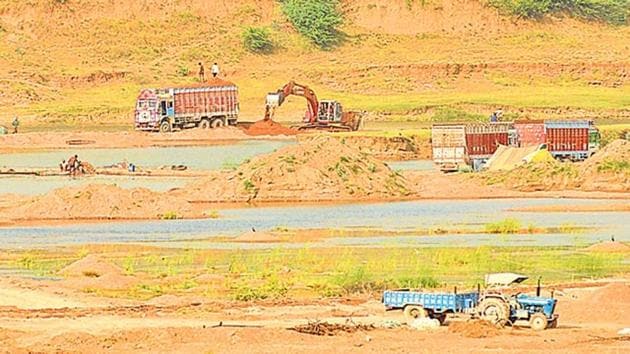 Illegal sand mining in progress on the banks of the Betwa river in Hamirpur district of Uttar Pradesh(Ashok Dutta/HT Photo) Illegal sand mining in progress on the banks of the Betwa river in Hamirpur district of Uttar Pradesh(Ashok Dutta/HT Photo)