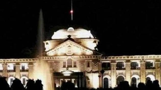 An Allahabad high court registrar’s note has directed the court staff to “pay the highest respect” to the judges and stop whenever they see them walking past in the court gallery.(PTI)
