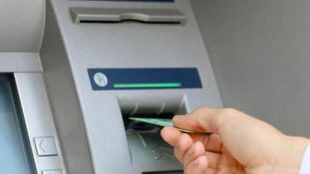 Policemen tricked the thief who was wanted several cases and locked him inside an ATM.(Getty Images/iStockphoto/Representative image) Policemen tricked the thief who was wanted several cases and locked him inside an ATM.(Getty Images/iStockphoto/Representative image)