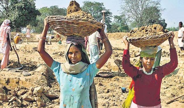 There is a case for studying how employment guarantee programmes such as the MGNREGA can be strengthened by ensuring livelihoods to those who are in the greatest need and focusing on creation of durable assets that are of value to the poor(HT Photo)