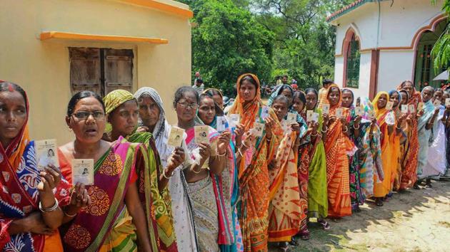 Votes stand in queue to vote in panchayat polls in West Bengal.(PTI file photo)