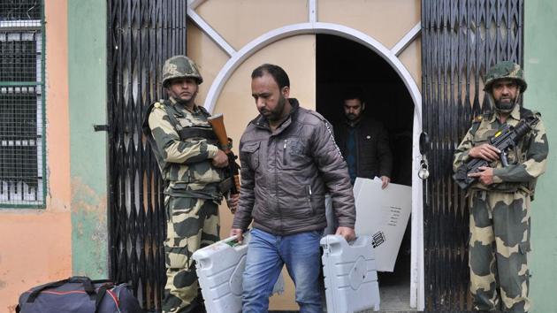 In the first phase of elections to be held on April 11, the Baramulla Lok Sabha seat will go for polls. The officials said that more than 100 additional companies of security forces were deployed in different parts of the Valley for peaceful elections.(HT FILE PHOTO)