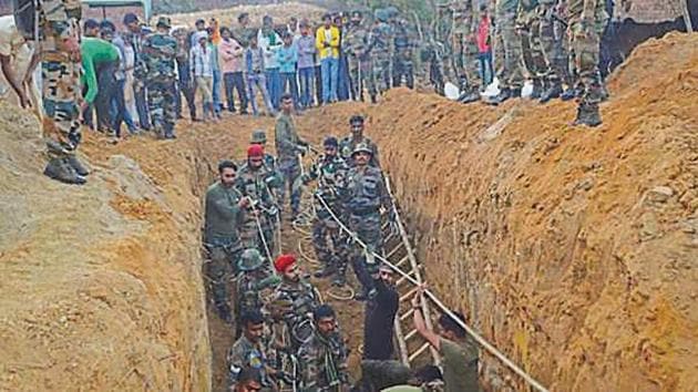 A 30-member team of the Sikh Light Infantry Regiment was the first to respond to the SOS on Wednesday after initial attempts to bring out the girl failed.(HT Photo) A 30-member team of the Sikh Light Infantry Regiment was the first to respond to the SOS on Wednesday after initial attempts to bring out the girl failed.(HT Photo)