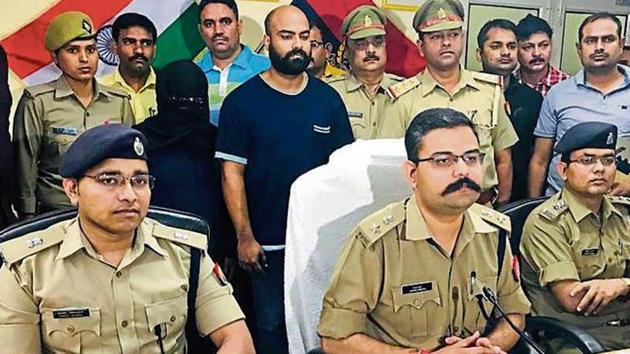 Police officers with the accused woman (face covered) and her husband, Noida.(HT Photo)