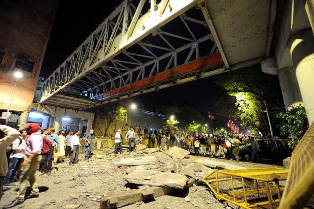 The Himalaya Bridge at CSMT came crashing down on peak hour traffic on March 14. The tragedy killed six people and injured 31, and put the Brihanmumbai Municipal Corporation (BMC) and the Railways under pressure to re-check hundreds of overbridges across the city.(HT File)