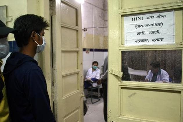 The death rate in the first half of 2019 is 4.12%, compared to 7.29% in 2018, and against a peak death rate of 23.26% in 2014, when 218 f the 937 people who tested positive for H1N1 died.(HT file photo/Bidesh Manna)
